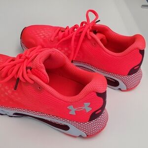 Barely Used Under Armour HOVR Infinite 3 Bright Running Shoes Size 9